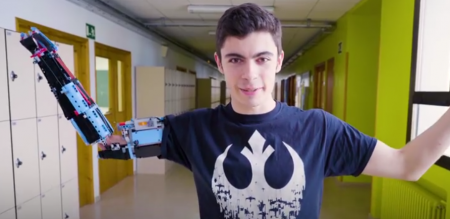 Школьник сделал себе протез руки из LEGO