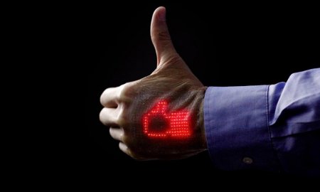 Ученые создали эластичный дисплей, который можно приклеить на тело Ученые создали эластичный дисплей, который можно приклеить на тело
