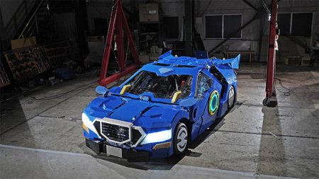 Японский трансформер превращается из робота в автомобиль за минуту