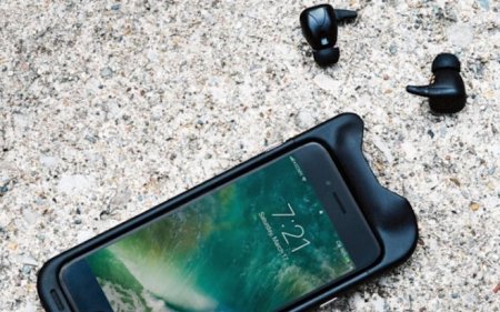 Беспроводные наушники SoundFlow размещаются и заряжаются внутри смартфона